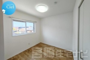 <p>【2階南西側洋室】4.5帖の洋室は、ベッドと収納家具を配置しても余裕のあるサイズ感。お子さまのお部屋やリモートワーク用の書斎として、あるいは趣味の空間にもぴったりです。</p>
