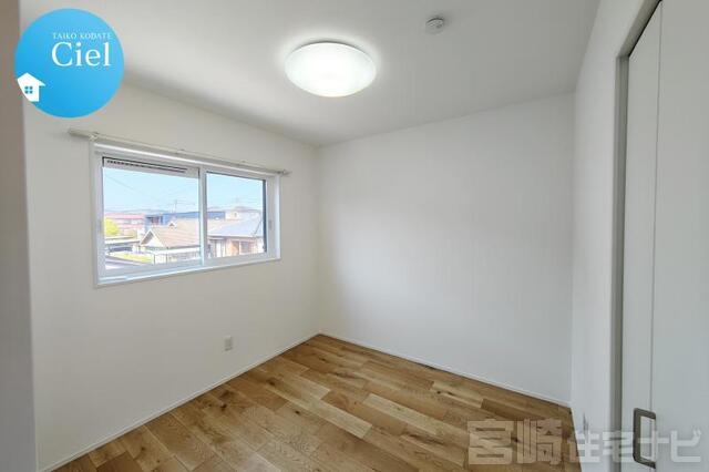 <p>【2階南西側洋室】4.5帖の洋室は、ベッドと収納家具を配置しても余裕のあるサイズ感。お子さまのお部屋やリモートワーク用の書斎として、あるいは趣味の空間にもぴったりです。</p>
