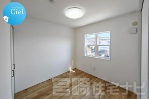 <p>【2階北西側洋室】北側に窓を備えた4.5帖の落ち着いた部屋。北側の窓は直射日光を避けつつ、安定したやわらかな自然光を取り込めるため、時間帯を問わず快適に過ごせます。絵や本が好きな方、集中して作業したい方に特におすすめの空間です。</p>

<p>&nbsp;</p>
