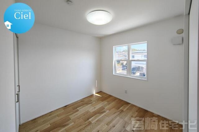 <p>【2階北西側洋室】北側に窓を備えた4.5帖の落ち着いた部屋。北側の窓は直射日光を避けつつ、安定したやわらかな自然光を取り込めるため、時間帯を問わず快適に過ごせます。絵や本が好きな方、集中して作業したい方に特におすすめの空間です。</p>

<p>&nbsp;</p>
