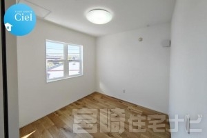 <p>2階の4.5帖の書斎です。仕事部屋や趣味部屋としてはもちろん、大きな収納部屋としての活用などなど、充分な広さがあるので色々な使い方ができそうです♪す。</p>
