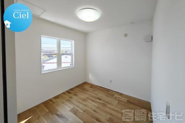 <p>2階の4.5帖の書斎です。仕事部屋や趣味部屋としてはもちろん、大きな収納部屋としての活用などなど、充分な広さがあるので色々な使い方ができそうです♪す。</p>
