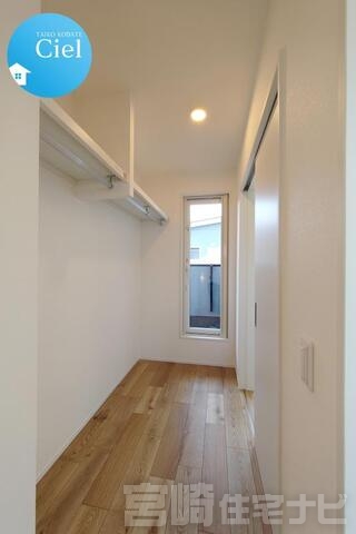 <p>【ウォークインクローゼット】奥行きがあるスペースなので収納するものの幅を気にすることがありません。スーツケースやゴルフバックなど大きいものも収納することができます。お好みでボックスや吊り棚も設置できるので自分好みの収納スペースが作れるのも魅力的です。</p>
