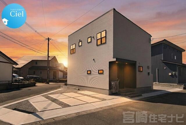 <p>CIELは～シンプルにセンスよく～をコンセプトに飾りすぎないシンプルなデザインを採用。<br />
外壁材はKMEWの雨で汚れを洗い流す親水コート仕様♪宅配BOX完備で荷物の受取も楽々♪</p>
