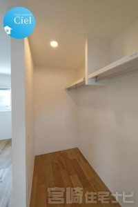 <p>ファミリークローゼットです。<br />
ご家族の荷物をまとめて収納できます♪</p>
