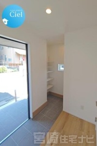 <p>【シューズクローク】収納力に優れたシューズクロークは玄関に広がりを持たせます。ベビーカーやお子様の自転車など収納不足を解消するストレスフリーな生活を感じてください。</p>
