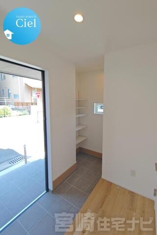 <p>【シューズクローク】収納力に優れたシューズクロークは玄関に広がりを持たせます。ベビーカーやお子様の自転車など収納不足を解消するストレスフリーな生活を感じてください。</p>
