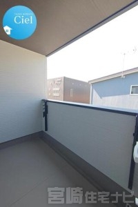 <p>奥行のある屋根付きスカイバルコニーは雨の日でも物干し可能。ちょっとしたプライベート空間として外の空気を感じたいときにも適しています。</p>
