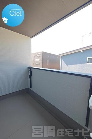 <p>奥行のある屋根付きスカイバルコニーは雨の日でも物干し可能。ちょっとしたプライベート空間として外の空気を感じたいときにも適しています。</p>
