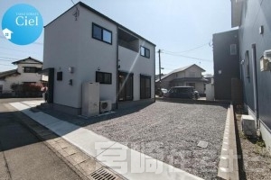 <p>日当たり、通風ともに良好な立地です。</p>

<p>駐車も5~6台可能ですのでご友人を招いてホームパーティーも楽しめます。</p>
