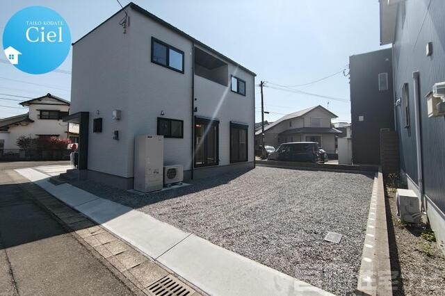 <p>日当たり、通風ともに良好な立地です。</p>

<p>駐車も5~6台可能ですのでご友人を招いてホームパーティーも楽しめます。</p>
