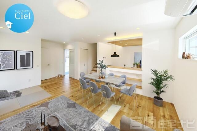 <p>ご家族が集まるリビングは、明るく広がりのある心地よい空間。<br />
対面式キッチンを採用しているので、お料理をしながらご家族との会話や様子を見守れます。</p>
