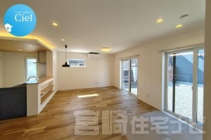 <p>ご家族との食事や会話を楽しむダイニングは、明るく開放感のある心地よい空間。<br />
自然と会話が弾み、家族の時間がより豊かに感じられます。<br />
キッチンとの動線もスムーズで、配膳や後片付けもラクにこなせる、暮らしにやさしい設計です。</p>
