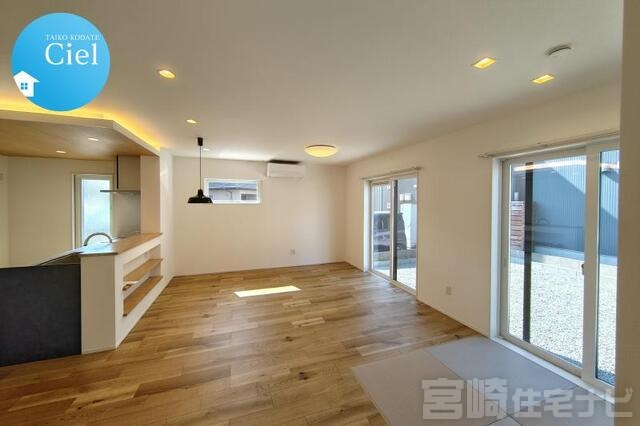 <p>ご家族との食事や会話を楽しむダイニングは、明るく開放感のある心地よい空間。<br />
自然と会話が弾み、家族の時間がより豊かに感じられます。<br />
キッチンとの動線もスムーズで、配膳や後片付けもラクにこなせる、暮らしにやさしい設計です。</p>
