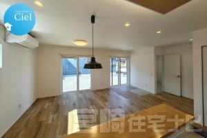 <p>ご家族で食事をしながら団欒することが多いダイニングは日々の会話が生まれる場所。お部屋の雰囲気に合わせたペンダントライトも標準仕様！</p>
