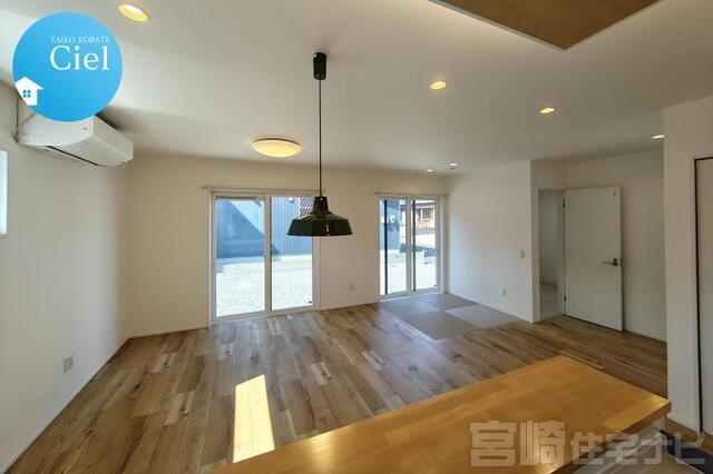 <p>ご家族で食事をしながら団欒することが多いダイニングは日々の会話が生まれる場所。お部屋の雰囲気に合わせたペンダントライトも標準仕様！</p>
