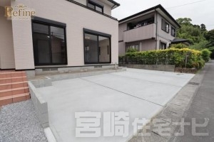 <p>【駐車場】コンクリート敷きの平坦な駐車スペースです。お車を3台まで停めることができるゆとりの広さを確保しており、前面道路からの出入りもスムーズ。ご家族の自家用車を並べるだけでなく、将来お子様が車を持たれた際や、来客時にも慌てることなくお車を迎えられる心強いゆとりが魅力です。 コンクリート仕上げでお手入れがしやすいのはもちろん、お買い物帰りに車から荷物を運び出す際もLDKが近いため動線が短くスムーズ。日々の使い勝手の良さと、将来への安心をしっかりと兼ね備えた、暮らしやすさを考えた造りになっています。</p>
