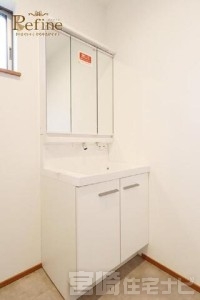 <p>【洗面化粧台】空間にすっきりと馴染む、シンプルで美しいホワイトの洗面化粧台。便利な三面鏡の裏側はすべて収納スペースになっており、歯ブラシやスキンケア用品、ヘアケアグッズなど、生活感の出やすい小物を綺麗に隠して収納できます。いつでもホテルライクな、整頓された洗面台を保てるのが魅力です。</p>

