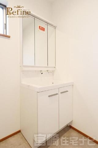 <p>【洗面化粧台】空間にすっきりと馴染む、シンプルで美しいホワイトの洗面化粧台。便利な三面鏡の裏側はすべて収納スペースになっており、歯ブラシやスキンケア用品、ヘアケアグッズなど、生活感の出やすい小物を綺麗に隠して収納できます。いつでもホテルライクな、整頓された洗面台を保てるのが魅力です。</p>
