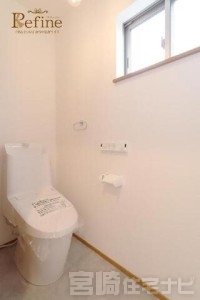 <p>【1階トイレ】白で統一された空間に小窓からの光が反射し、圧迫感を感じさせない明るい空間になっています。温水洗浄便座などの便利な設備もしっかりと整った、来客時にも自信を持ってご案内できる自慢のサニタリーです。</p>
