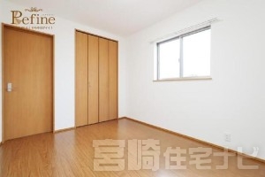<p>【2階北東側洋室】温かみのある木目調の建具が、落ち着いたプライベートタイムを演出する6帖の洋室。壁面には、天井の高さまである大容量のクローゼットを完備しています。衣類やオフシーズンの荷物はもちろん、お子様のおもちゃなどもすっきりと収納でき、居住空間を最大限に広くお使いいただけます。</p>
