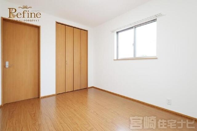 <p>【2階北東側洋室】温かみのある木目調の建具が、落ち着いたプライベートタイムを演出する6帖の洋室。壁面には、天井の高さまである大容量のクローゼットを完備しています。衣類やオフシーズンの荷物はもちろん、お子様のおもちゃなどもすっきりと収納でき、居住空間を最大限に広くお使いいただけます。</p>

