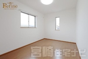 <p>【2階北東側洋室】柔らかな陽光がお部屋全体を包み込む、居心地の良い洋室。2面採光で風通しも良好です。お子様の成長に合わせた子供部屋としてはもちろん、静かな環境を活かして書斎やテレワークスペース、趣味のお部屋など、ライフスタイルに合わせて多目的にご活用いただけるフレキシブルな空間です。</p>
