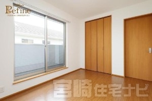 <p>【2階南東側洋室】南側のバルコニーへ直接出入りができる、開放感あふれる6帖の洋室。お天気の良い日には、お布団や洗濯物をサッと外へ干すことができるスムーズな動線が魅力です。お部屋には頼もしいクローゼットを備えており、衣類や日用品をすっきりと収納。居住スペースを最大限に広く使える、使い勝手の良い空間です。</p>
