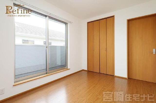 <p>【2階南東側洋室】南側のバルコニーへ直接出入りができる、開放感あふれる6帖の洋室。お天気の良い日には、お布団や洗濯物をサッと外へ干すことができるスムーズな動線が魅力です。お部屋には頼もしいクローゼットを備えており、衣類や日用品をすっきりと収納。居住スペースを最大限に広く使える、使い勝手の良い空間です。</p>
