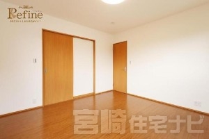 <p>【寝室・WIC入り口】美しい木目調の建具がアクセントになった主寝室。開け閉めの際にスペースを取らない引き戸を採用しており、ベッドなどの家具配置を邪魔しません。引き戸の奥は広々としたウォークインクローゼットになっており、朝の身支度や衣替えもスムーズに完結。美しさと圧倒的な機能性を兼ね備えた自慢の空間です。</p>
