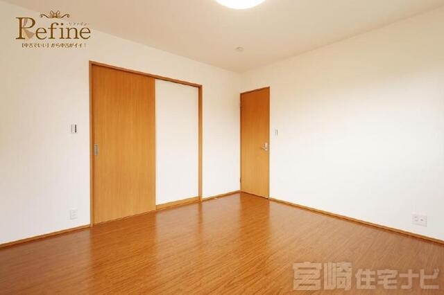 <p>【寝室・WIC入り口】美しい木目調の建具がアクセントになった主寝室。開け閉めの際にスペースを取らない引き戸を採用しており、ベッドなどの家具配置を邪魔しません。引き戸の奥は広々としたウォークインクローゼットになっており、朝の身支度や衣替えもスムーズに完結。美しさと圧倒的な機能性を兼ね備えた自慢の空間です。</p>
