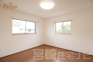 <p>【寝室】1日の疲れを癒す主寝室は、ダブルベッドを置いてもゆとりたっぷりの8帖の広さを確保。2面に設けられた窓からは、毎朝心地よい光と風が舞い込み、爽やかな目覚めを約束してくれます。白を基調としたクロスと温かみのあるフローリングが、心からリラックスできる上質なプライベート空間を演出します。</p>
