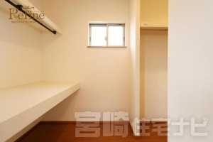 <p>【大容量WIC】主寝室の奥には、頼もしい4帖のウォークインクローゼットを完備！便利なハンガーパイプと棚板が設置されており、お引越しのその日からスッキリと片付きます。窓付きで空気の入れ替えができるため、カビやニオイがこもりにくいのも大きな魅力。暮らしの質をグッと引き上げてくれる、こだわりの大空間収納です。</p>
