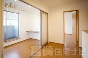 <p>【2階ホール】各居室へと繋がる2階のゆとりあるホールスペース。サンルームとの間には、光を優しく通す半透明のスライディングドアを採用しました。扉を閉めていても南側からの自然光がホール全体にふんわりと届き、窓のない廊下部分も明るく開放的な空間に保ってくれます。来客時など、洗濯物を干している時も視線をスマートに遮ってくれる、デザイン性と機能性を兼ね備えた設えです。</p>
