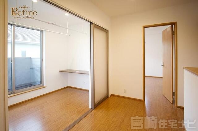<p>【2階ホール】各居室へと繋がる2階のゆとりあるホールスペース。サンルームとの間には、光を優しく通す半透明のスライディングドアを採用しました。扉を閉めていても南側からの自然光がホール全体にふんわりと届き、窓のない廊下部分も明るく開放的な空間に保ってくれます。来客時など、洗濯物を干している時も視線をスマートに遮ってくれる、デザイン性と機能性を兼ね備えた設えです。</p>
