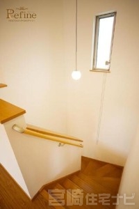 <p>【階段】縦長のスリット窓から優しい自然光が差し込む、明るい階段スペース。天井からスッと降りた丸く可愛らしいペンダントライトが、空間に温かみと洗練されたアクセントを添えています。暗くなりがちな階段まわりも、光と照明の美しい演出により、毎日上り下りするのが楽しくなるような心地よい空間に仕上がっています。</p>
