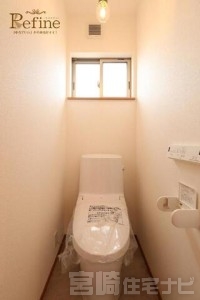 <p>【2階トイレ】就寝前や夜中に目が覚めた際、わざわざ1階まで降りる手間が省ける嬉しい2階トイレスペース。天井にはレトロで温かみのあるペンダントライトを採用し、ホッと安らげるおしゃれな空間に仕上げました。背面には小窓が設けられているため、自然光を取り込みつつ、気になるニオイや湿気もしっかりと換気できます。</p>
