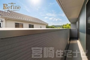 <p>【バルコニー】澄み渡る青空と心地よい風を感じられる、広々としたバルコニー空間。周囲の視線を程よく遮る高めの手すり壁がプライバシーを守り、外の空気を吸ってホッと一息つける場所でもあります。十分な広さがあるため、お天気の良い日には窓を開け放ち、爽やかな空気とたっぷりの陽光を2階の各お部屋へと届けてくれます。</p>
