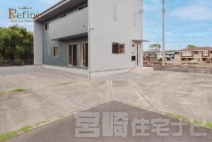 <p>【駐車場】ゆったりとした並列駐車が可能な、広々としたコンクリート敷きのカースペース。普通自動車を複数台停めても十分なゆとりがあり、ご家族分のマイカーはもちろん、急な来客時にも慌てる必要がありません。毎日の出し入れがスムーズに行える、暮らしやすさを支える大きな魅力です。</p>
