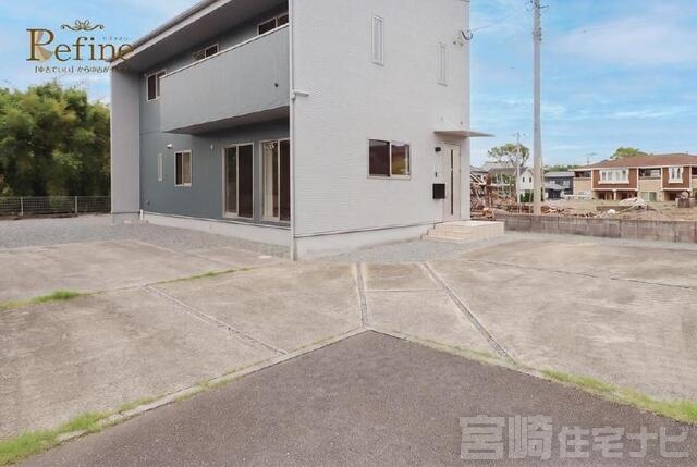 <p>【駐車場】ゆったりとした並列駐車が可能な、広々としたコンクリート敷きのカースペース。普通自動車を複数台停めても十分なゆとりがあり、ご家族分のマイカーはもちろん、急な来客時にも慌てる必要がありません。毎日の出し入れがスムーズに行える、暮らしやすさを支える大きな魅力です。</p>
