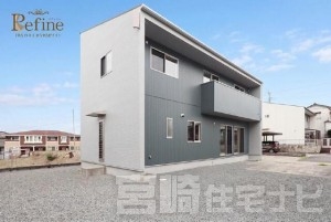 <p>【外観】青空に美しく映える、スタイリッシュでモダンな外観デザイン。落ち着きのあるアクセントカラーとホワイトのコントラストが、洗練された大人の佇まいを演出します。敷地はゆとりある92坪を確保しており、隣家との距離も程よく保たれているため、陽当たり・風通しともに◎。デザイン美と住みやすさが調和した、一歩先を行く新世代の邸宅です。</p>
