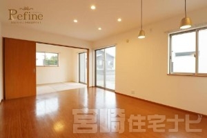 <p>【リビング】たっぷりと舞い込む明るい日差しが、木目の美しいフローリングに柔らかな影を落とす心地よい空間。和室まで視線が抜ける開放的な間取りは、お部屋のどこにいても家族の気配を感じられる安心感を与えてくれます。爽やかな風が吹き抜けるなか、ソファでくつろいだり、畳の上で足を伸ばしたり。ご家族が思い思いの時間を過ごしながらも、心はひとつに繋がる住まいです。</p>

