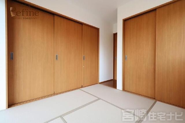 <p>【和室】フローリングや建具とトーンを合わせた、木目の美しい引き戸が印象的な和室。リビングとの一体感を持たせつつも、扉を閉めることで静かで落ち着いた客間や寝室として機能します。ゆとりある収納スペースもしっかりと確保されており、美しいデザインのなかに毎日の暮らしやすさが緻密に計算された秀逸な空間です。</p>
