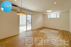 <p>ご家族で食事をしながら団欒することが多いダイニングは日々の会話が生まれる場所。お部屋の雰囲気に合わせたペンダントライトも標準仕様！</p>
