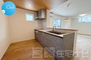 <p>キッチンは人造大理石の天板を使用。人造大理石は汚れが付きにくく、水垢も目立ちにくいので、お掃除は比較的に楽で水まわり設備に適した素材です。</p>
