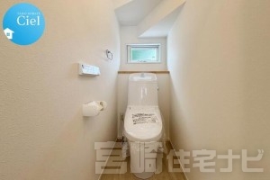 <p>【温水洗浄便座】いつでも快適にトイレを利用するためには無くてはならない必需品。温水洗浄便座は紙資源の節約はもちろん衛生面でも効果的です。</p>
