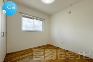 <p>【2階北東側洋室】4.5帖の洋室は、北側に窓があり、落ち着いた採光が特徴の空間です。集中しやすい静かな環境なので、リモートワーク用の書斎やお子さまの学習スペースとしても最適。クローゼットも備えているため、収納面も安心。必要なものをまとめてすっきり使える設計です。シンプルな間取りで家具配置もしやすく、ライフステージに合わせて柔軟に使える便利な一室です。</p>
