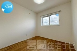 <p>【2階北西側洋室】4.5帖の洋室は、北側に窓があり、落ち着いた採光が特徴の空間です。集中しやすい静かな環境なので、リモートワーク用の書斎やお子さまの学習スペースとしても最適。クローゼットも備えているため、収納面も安心。必要なものをまとめてすっきり使える設計です。シンプルな間取りで家具配置もしやすく、ライフステージに合わせて柔軟に使える便利な一室です。</p>
