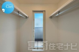 <p>【ウォークインクローゼット】奥行きがあるスペースなので収納するものの幅を気にすることがありません。スーツケースやゴルフバックなど大きいものも収納することができます。</p>
