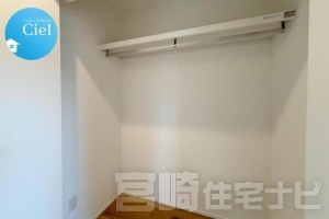 <p>全居室に収納が備わっているため、生活感を抑えたスッキリとした空間を保てます。</p>
